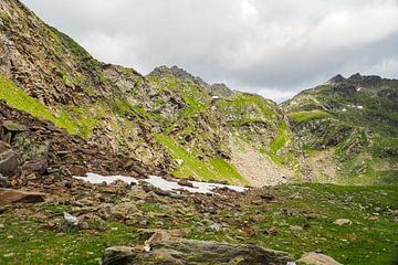 Hochalpine Bergseen und beeindruckende Gipfelkulisse in der ursprünglichen Natur der Meraner Seeplatte in Südtirol.