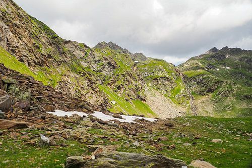 Hooggelegen bergmeren en indrukwekkende bergtoppen in de ongerepte natuur van het Meraner Seeplatte in Zuid-Tirol.