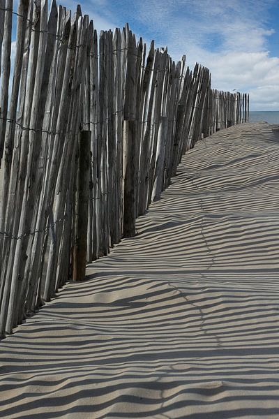 Poteaux en bois sur la plage de Cadzand en Zélande par Albert Brunsting