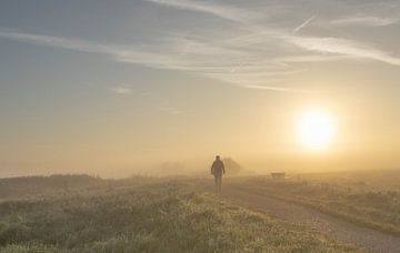 Wandelaar in de vroege ochtendzon. van Jolanda Freije Fotografie