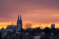 Regensburg, dom en stadhuistoren in de winter met sneeuw bij zonsopgang van Robert Ruidl thumbnail