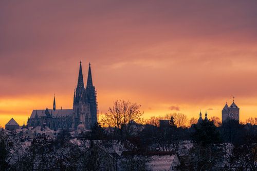 Regensburg, Dom  und Rathausturm im Winter mit Schnee bei Sonnenaufgang