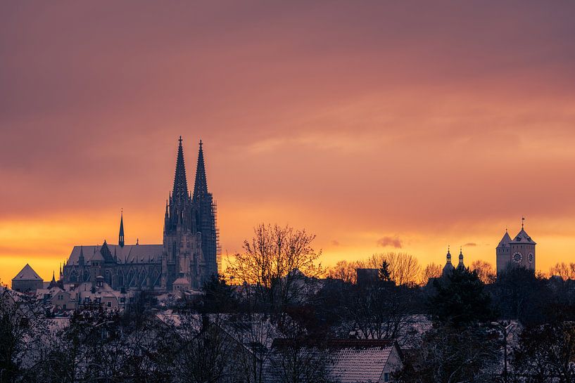 Regensburg, dom en stadhuistoren in de winter met sneeuw bij zonsopgang van Robert Ruidl