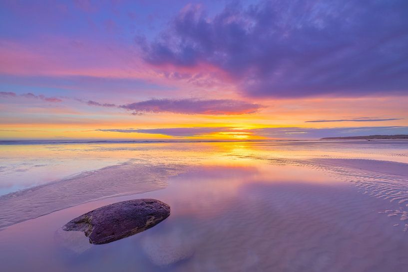 Een spectaculaire en kleurrijke zonsondergang op het strand van Wissant aan de Côte d'Opale in Frankrijk van Bas Meelker