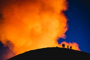 Dampende rookwolken uit de vulkaan