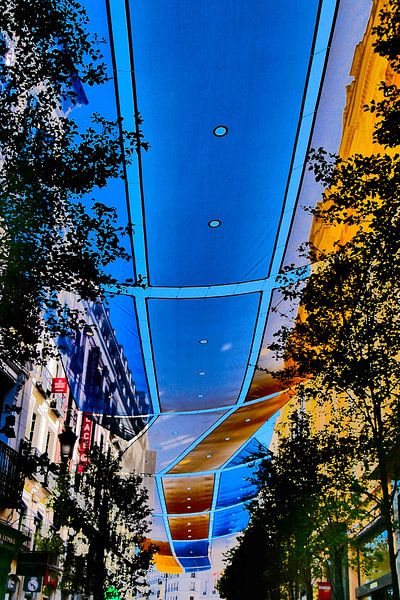 Madrid - doeken op straat van Wout van den Berg