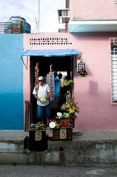 Winkel in Sancti Spiritus, Cuba van Kees van Dun