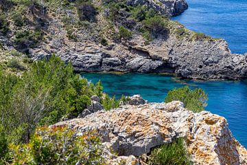 Ses Caletes baai in het noordoosten van Mallorca van Reiner Conrad