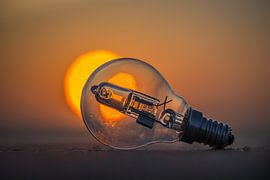 Ampoule sur la plage devant le soleil couchant.