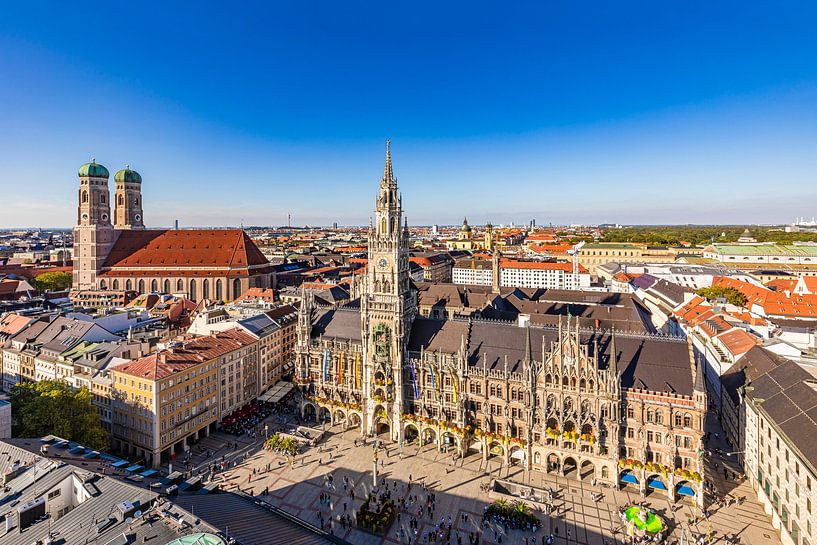 Frauenkirche und Neues Rathaus am Marienplatz in München von Werner Dieterich