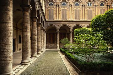 Zuilengalerij in een binnentuin in Rome, de hoofdstad van Italië.