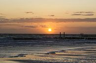 golfbrekers op het strand van westkapelle met zonsondergang van Frans Versteden thumbnail