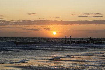 golfbrekers op het strand van westkapelle met zonsondergang van Frans Versteden