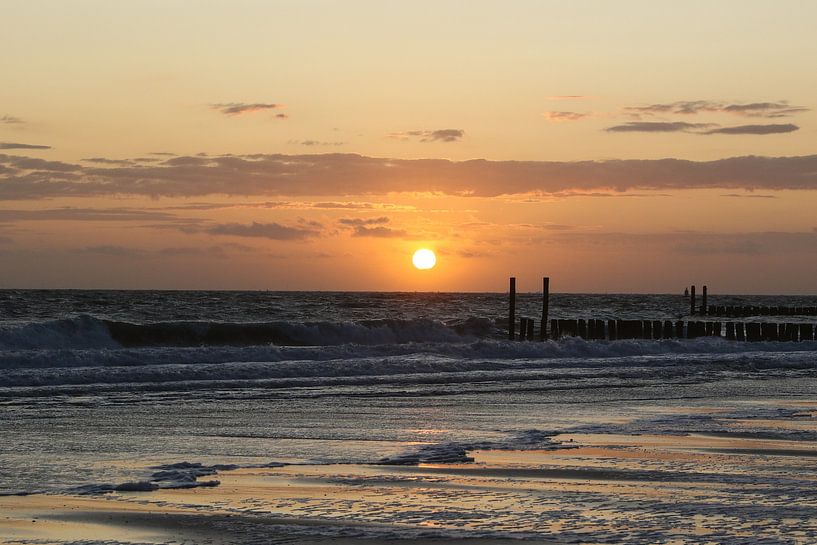 golfbrekers op het strand van westkapelle met zonsondergang van Frans Versteden