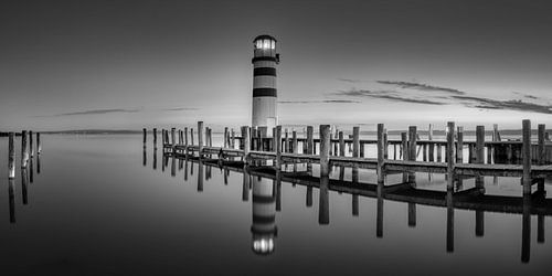 Vuurtoren Podersdorf aan de Neusiedler See in zwart-wit