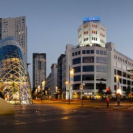 Das neue Eindhoven: Panorama des Lichtturms und des Blob am Abend von Sean Vos