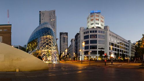 Het nieuwe Eindhoven: panorama van de Lichttoren en Blob in de avond