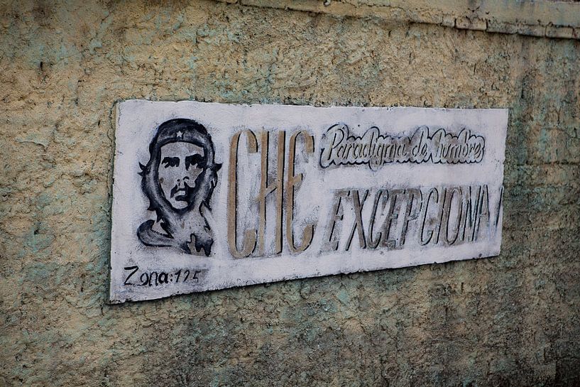 Che Guevara: Hinweisschild in Kuba von Kees van Dun