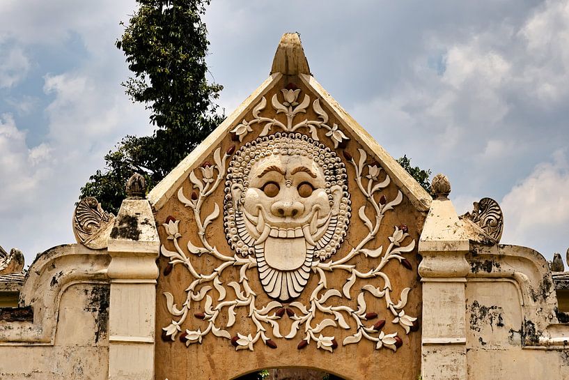 Das mythische Gesicht des Taman Sari unter dem javanischen Himmel von Frank Photos