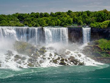 De American Falls en Bridal Veil Falls in de Niagarawatervallen op ooghoogte van de Niagara rivier van Beeld Creaties Ed Steenhoek | Fotografie en Kunstmatige Beelden