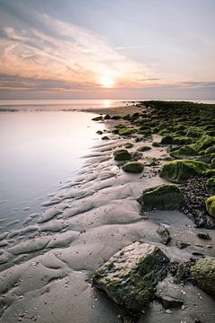 Profiter du soleil couchant sur la plage de Huisduiner sur Bob Daalder