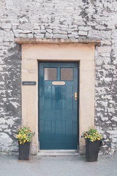 La porte du cottage bleu-vert Lower Cliffe, dans le Peak district, Angleterre sur Christa Stroo photography
