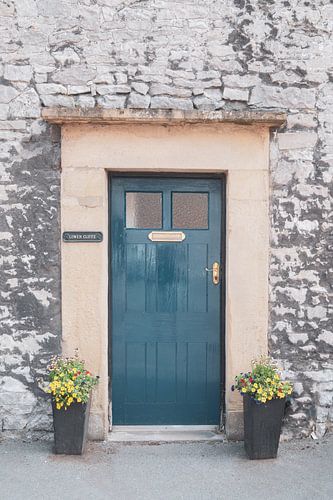 La porte du cottage bleu-vert Lower Cliffe, dans le Peak district, Angleterre