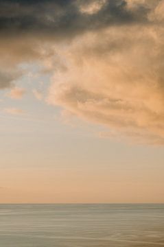 Kalme zee bij zonsondergang op Ibiza van Ayla Maagdenberg