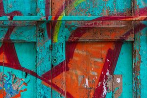 Gros plan sur une porte colorée pleine de graffitis