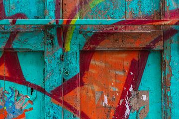 Close-up van kleurrijk deur vol graffiti van Silvia Thiel