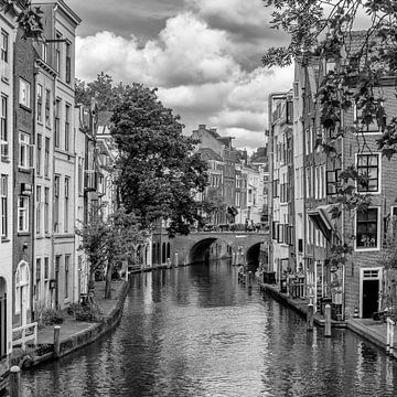 Oudegracht met uitzicht op de Gaardbrug, Utrecht | Monochrom van Melanie Viola