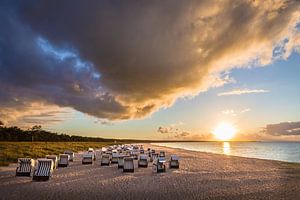 Strandkörbe mit Sonnenuntergang an der Ostsee van Christian Müringer