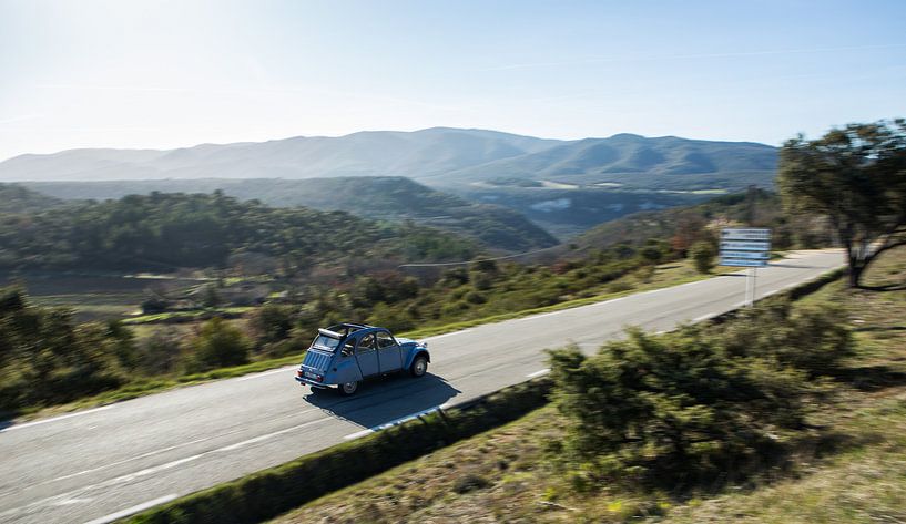 Kreuzfahrt mit einem 2CV in der Provence Frankreich. Wunderbare kurvenreiche Straßen mit herrlicher  von Martijn Bravenboer