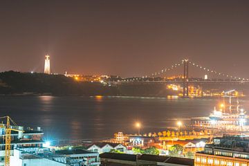 Lissabons Stadtkulisse mit Hafen und Brücke von Leo Schindzielorz