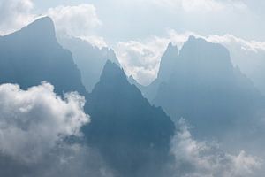 Dolomites couvertes de brume matinale sur Gerry van Roosmalen