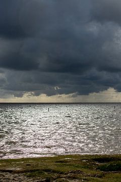 Donkere wolken boven Westerheversand van Alexander Wolff