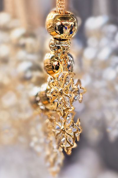 Close-up van een gouden ketting met diamanten van Tony Vingerhoets
