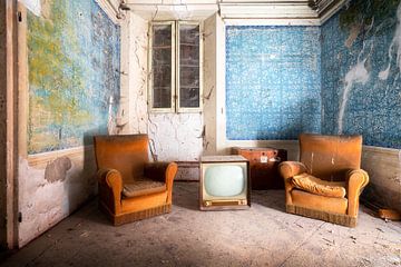 Meubles poussiéreux dans une maison abandonnée. sur Roman Robroek - Photos de bâtiments abandonnés