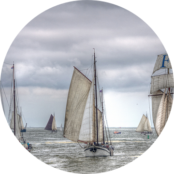 Zeilschepen op de Waddenzee richting Harlingen van Watze D. de Haan