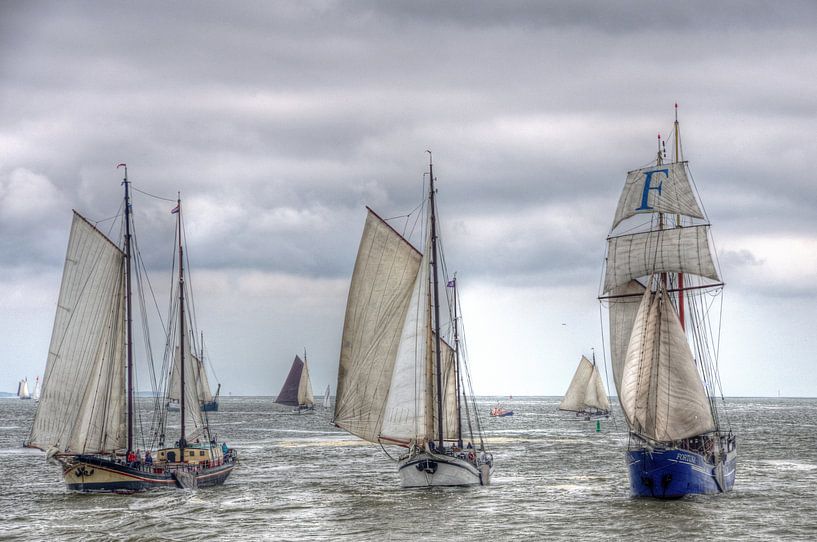 Zeilschepen op de Waddenzee richting Harlingen van Watze D. de Haan
