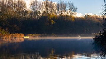 Herfstkleuren tijdens zonsopkomst aan het water van recreatiegebied Geestmerambacht van Bram Lubbers