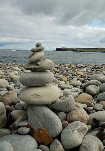 Kilkee Beach is een stenen strand in het dorp Kilkee.