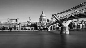 Cathédrale St Pauls et Millennium Bridge, Londres sur Adelheid Smitt