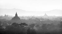 Zonsondergang over pagodas van Bagan, Myanmar van Rene Mens thumbnail