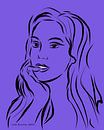 Portret van een vrouw op paarse achtergrond van Lida Bruinen thumbnail