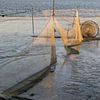 Visnet op het drooggevallen wad bij Lauwersoog van Tim Groeneveld