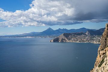 Klippen, Wolken und das blaue Mittelmeer