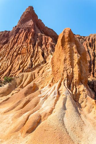 Landschap met steile bergen en sleuven voor blauwe lucht