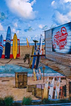 Mixed media met surfplanken aan het strand. van Therese Brals