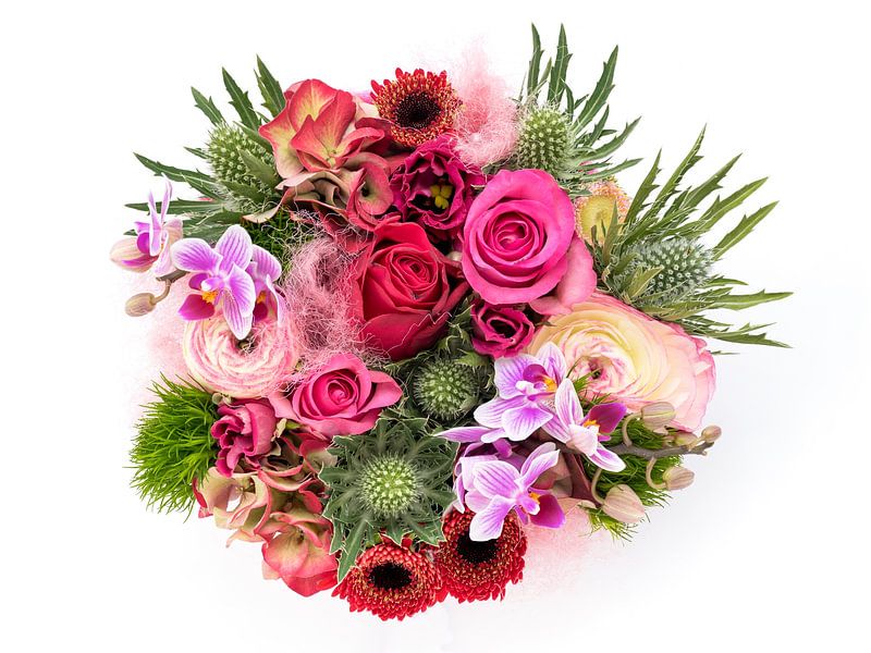 Blumenarrangement auf weißem Hintergrund. von René Weijers